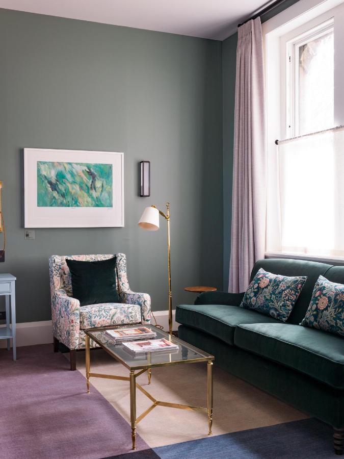 The Observatory Hotel ไครสต์เชิร์ช ภายนอก รูปภาพ A living room with a green sofa