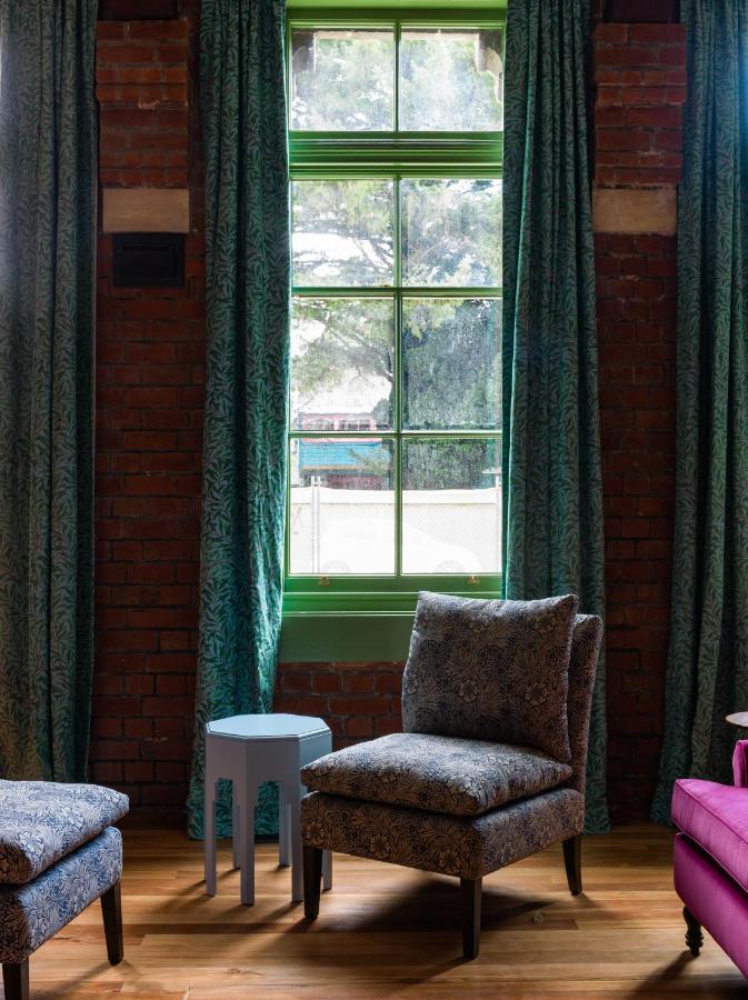 The Observatory Hotel ไครสต์เชิร์ช ภายนอก รูปภาพ Window in the living room