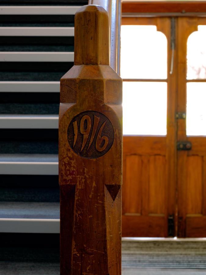 The Observatory Hotel ไครสต์เชิร์ช ภายนอก รูปภาพ 1916 carved into a pillar