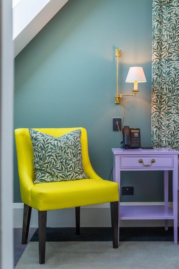 The Observatory Hotel ไครสต์เชิร์ช ภายนอก รูปภาพ A chair in a hotel room