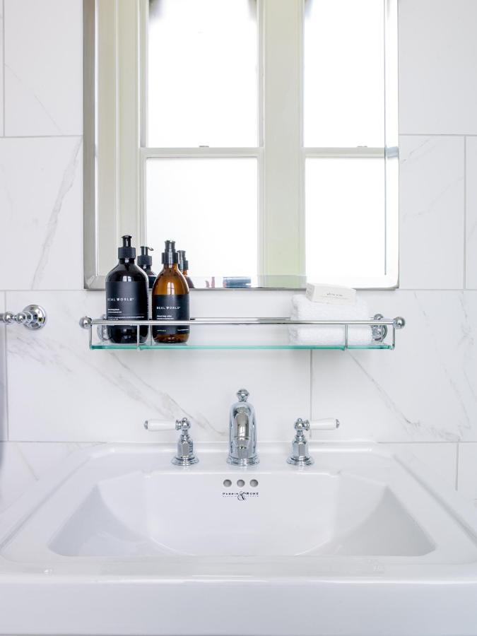 The Observatory Hotel ไครสต์เชิร์ช ภายนอก รูปภาพ A glass shelf