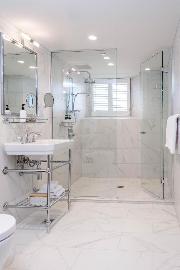 The Observatory Hotel ไครสต์เชิร์ช ภายนอก รูปภาพ A shower with a sliding door