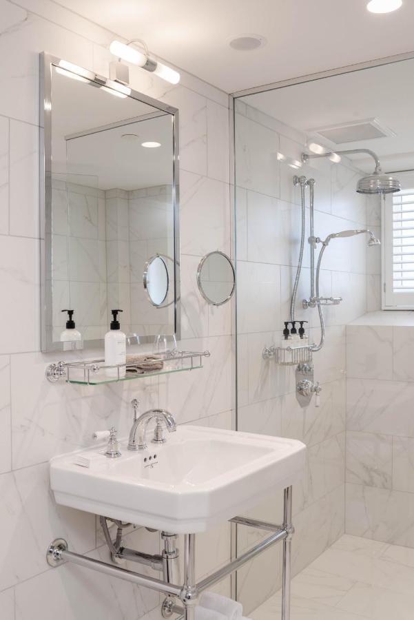 The Observatory Hotel ไครสต์เชิร์ช ภายนอก รูปภาพ A shower with a fixed shower head and a handheld shower head